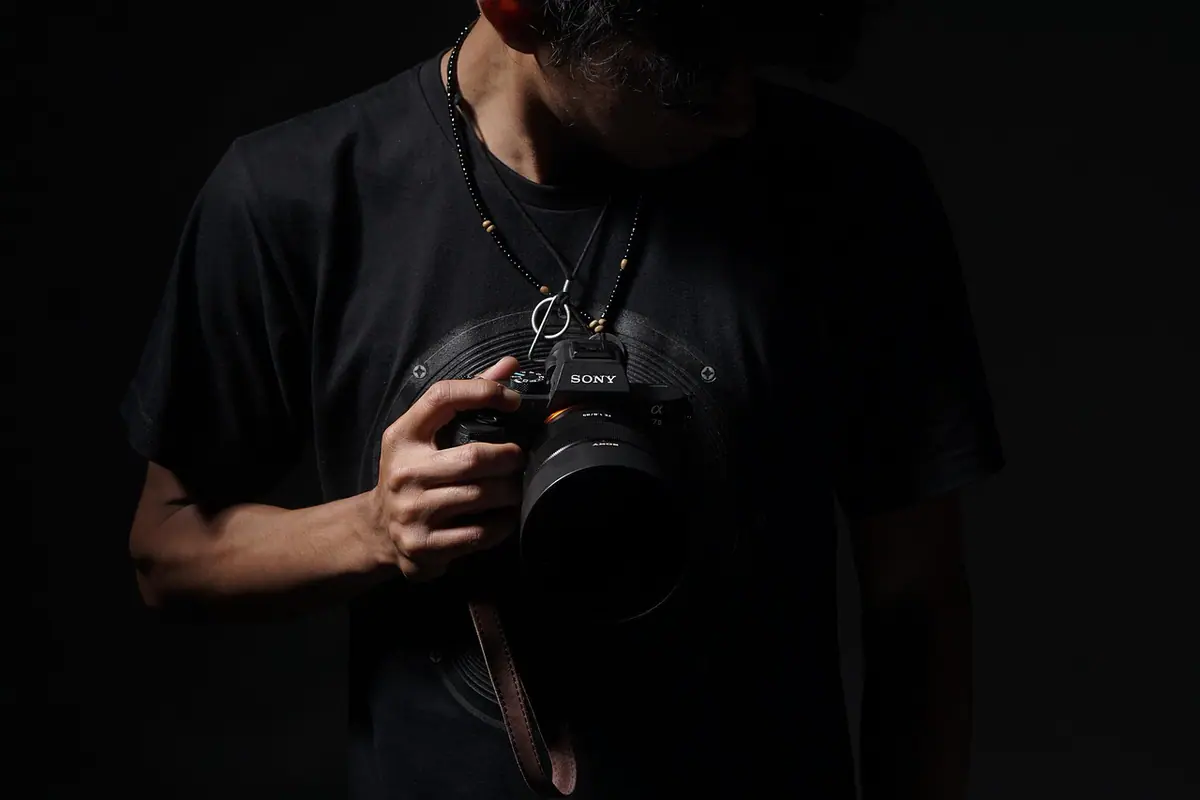 Fotógrafo dando indicaciones durante una sesión de retrato