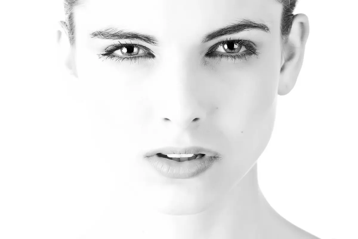 Rostro iluminado con una fuente lateral en estudio