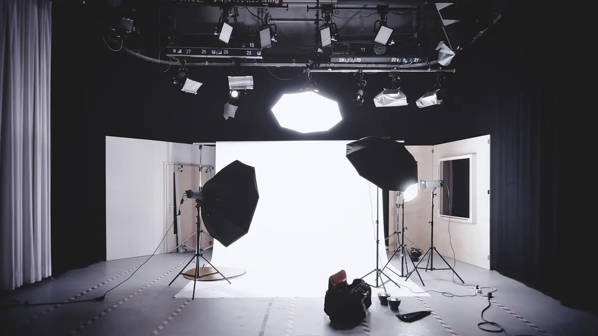 Estudio fotográfico con fondo blanco, luces y modificadores