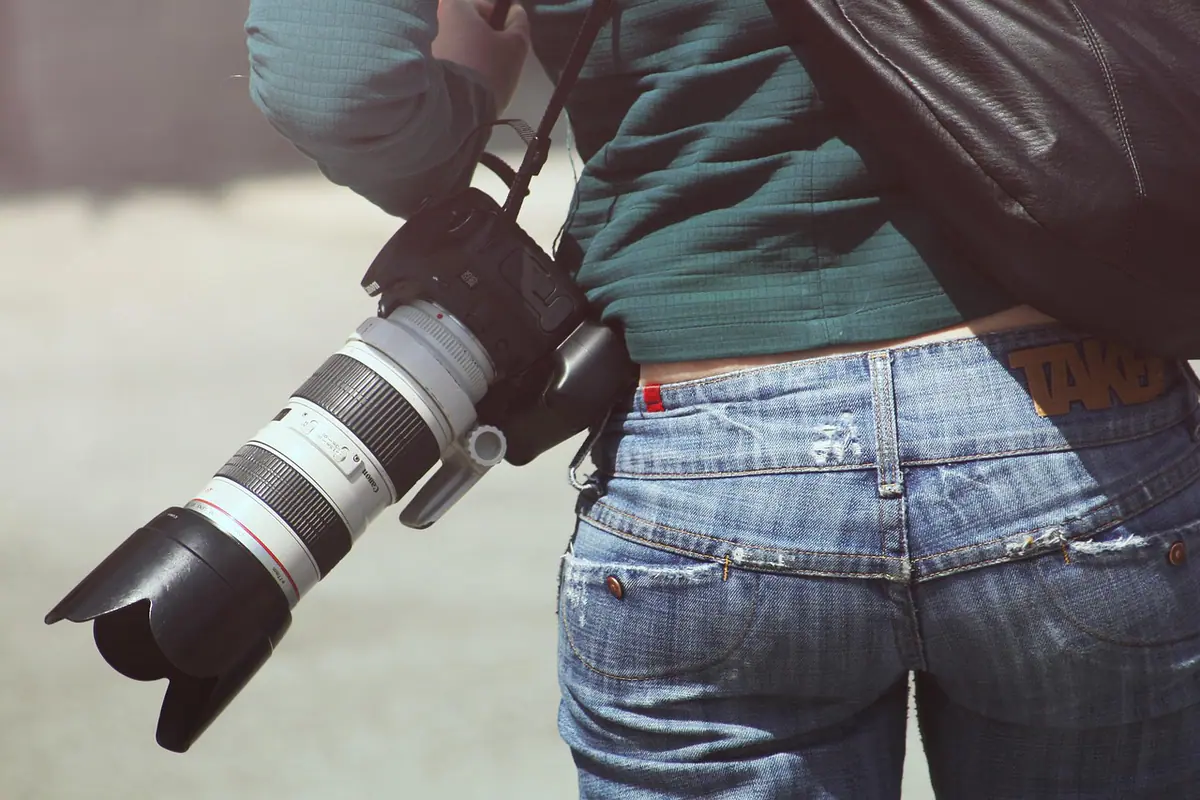 Fotógrafo documentando a una pareja durante una boda