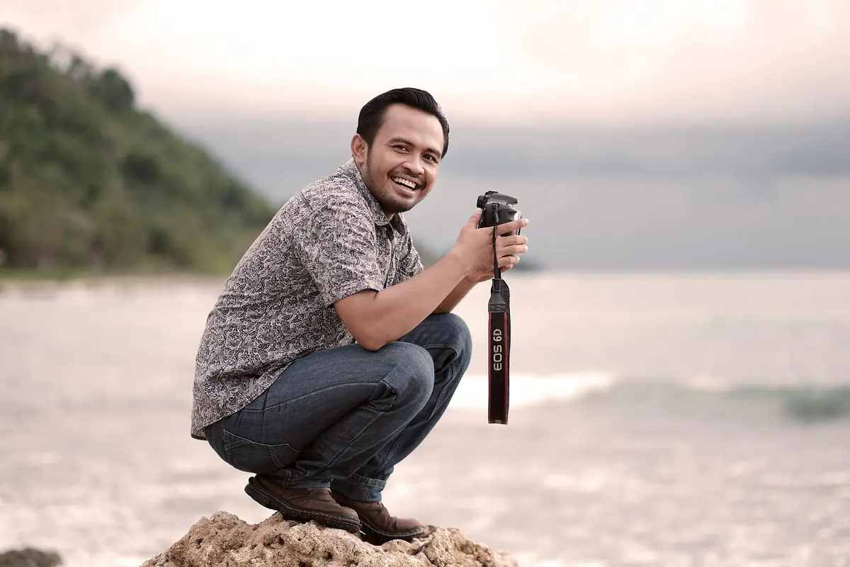 Fotógrafo realizando un retrato con luz natural