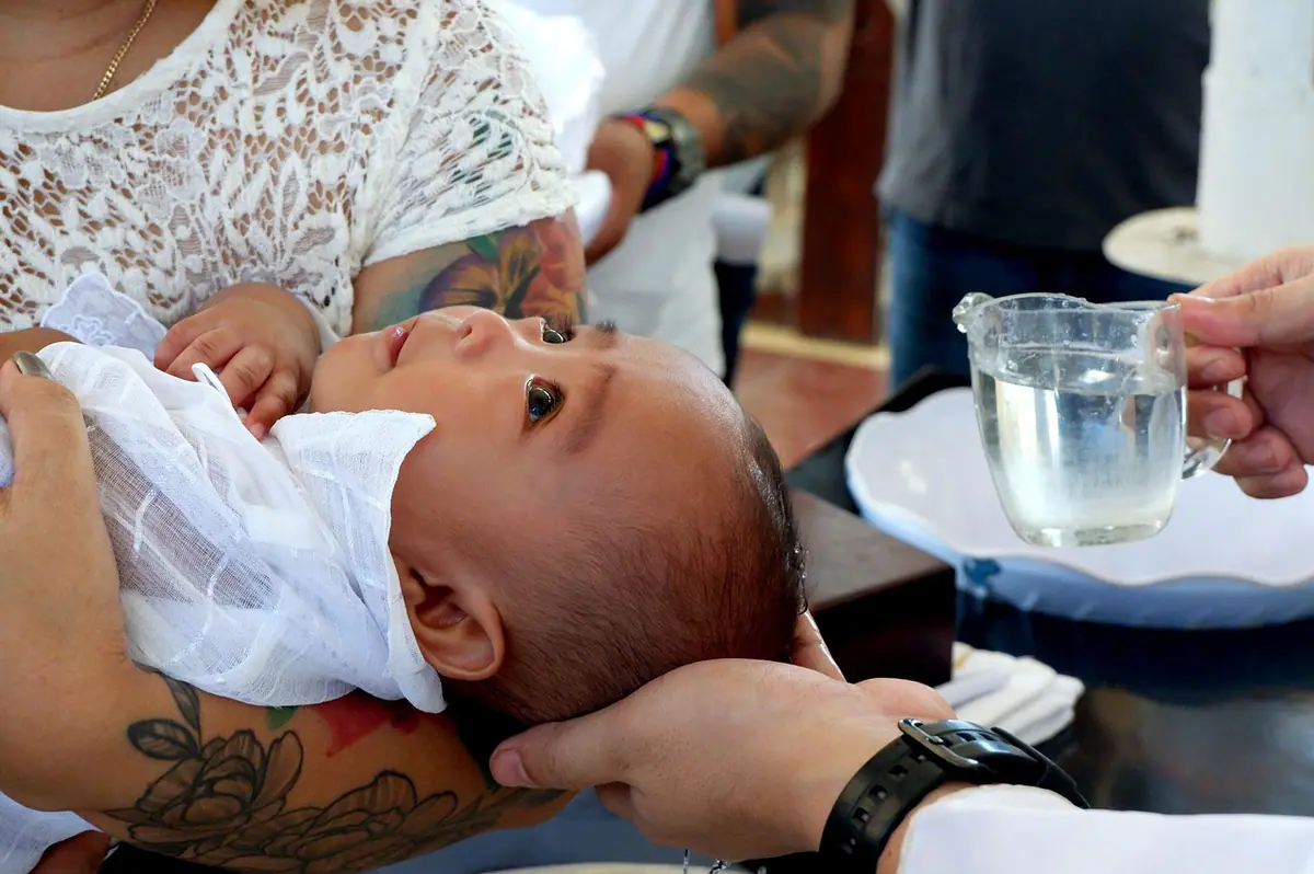Familia reunida con un bebé durante una ceremonia de bautizo