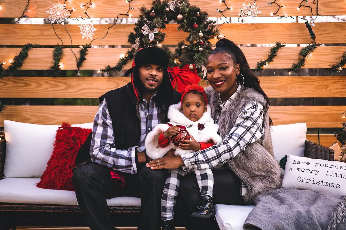 Familia posando junto a un árbol de Navidad decorado