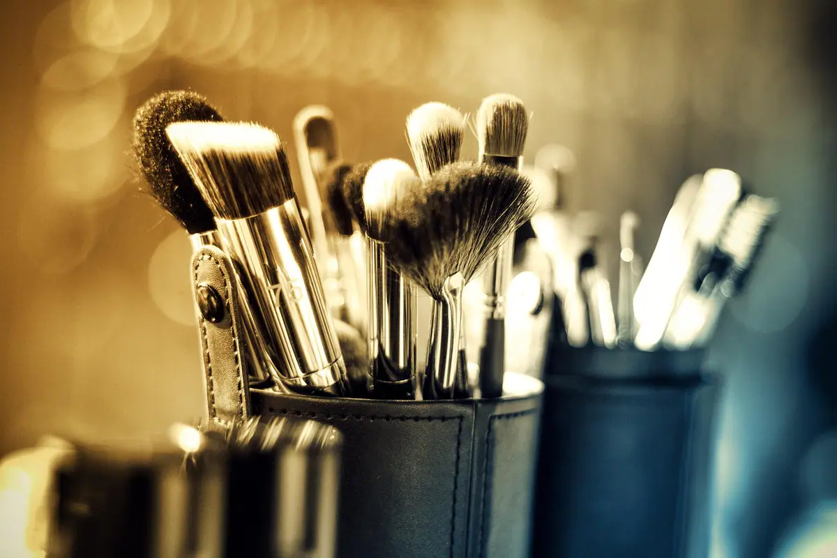 Brochas y pigmentos de maquillaje sobre una mesa