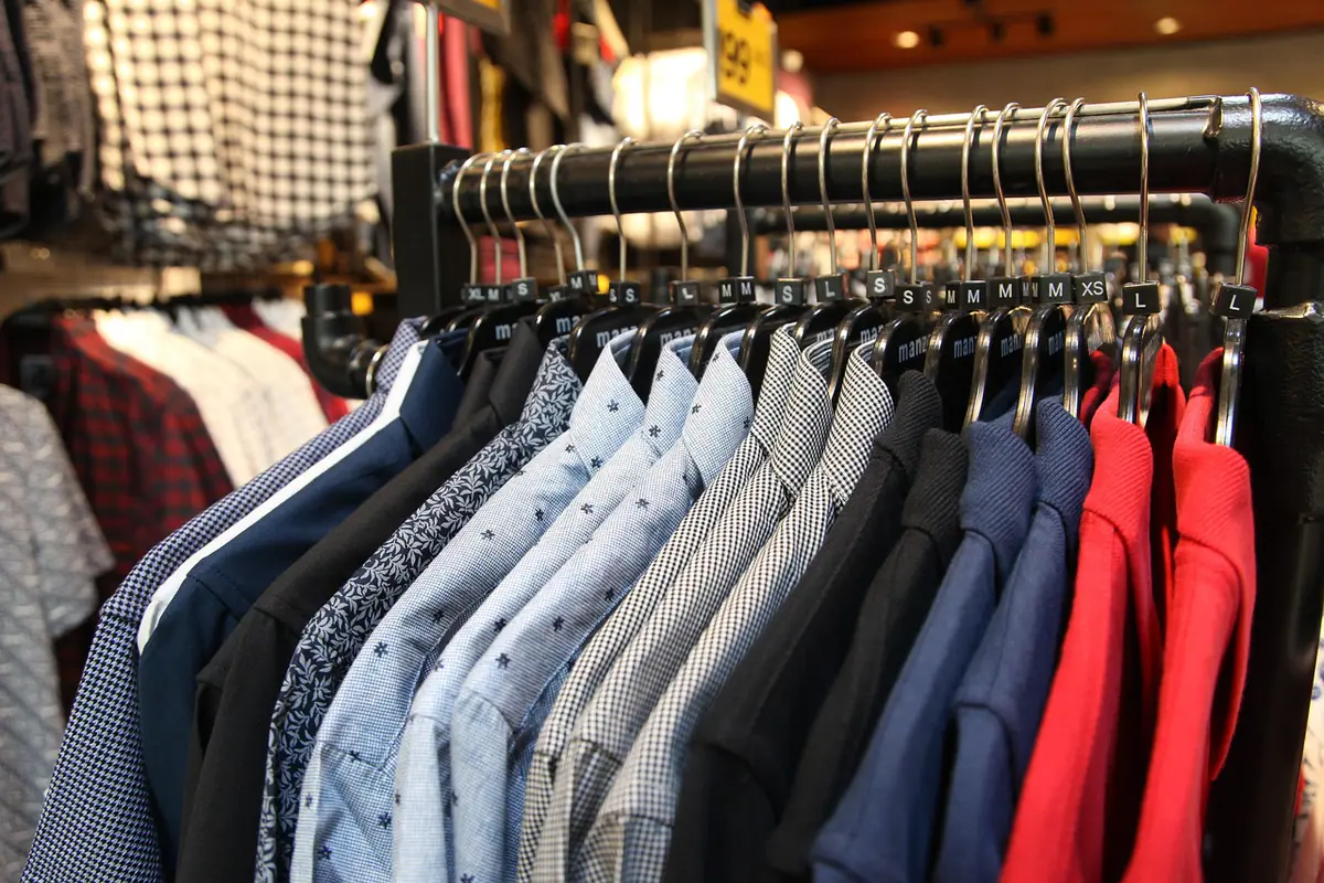 Prendas de distintos colores organizadas en un perchero