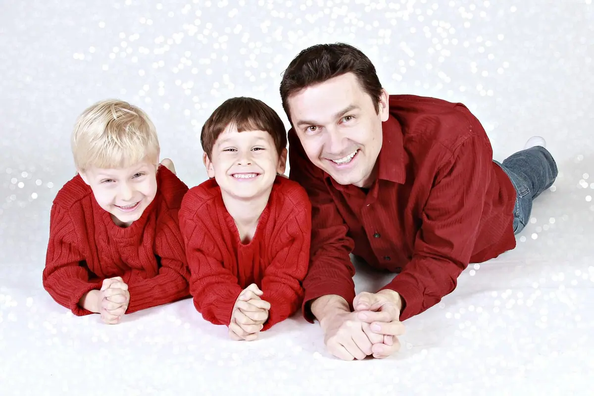 Familia con prendas coordinadas frente a una decoración navideña