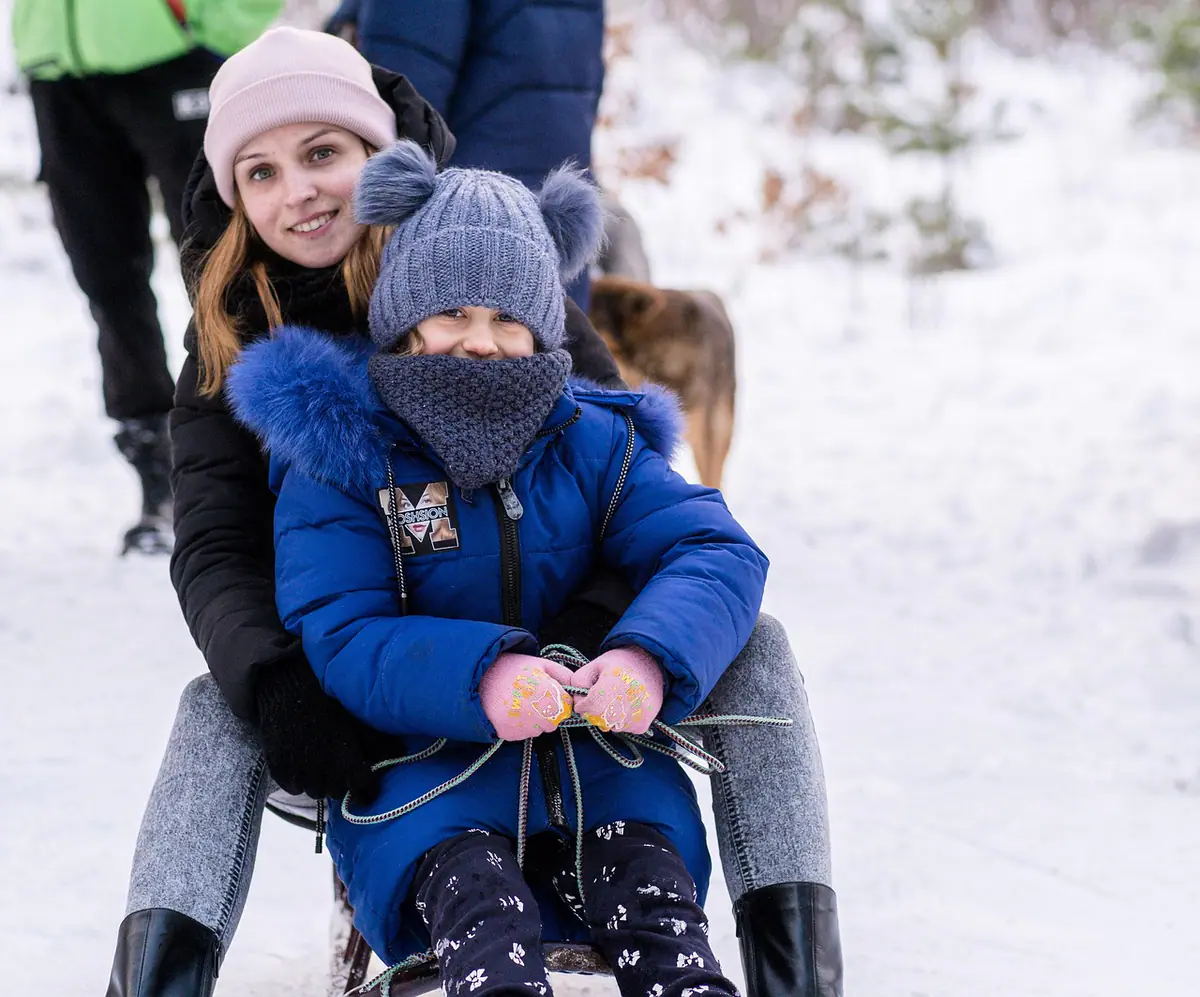 Familia con prendas de invierno coordinadas durante una sesión en la nieve