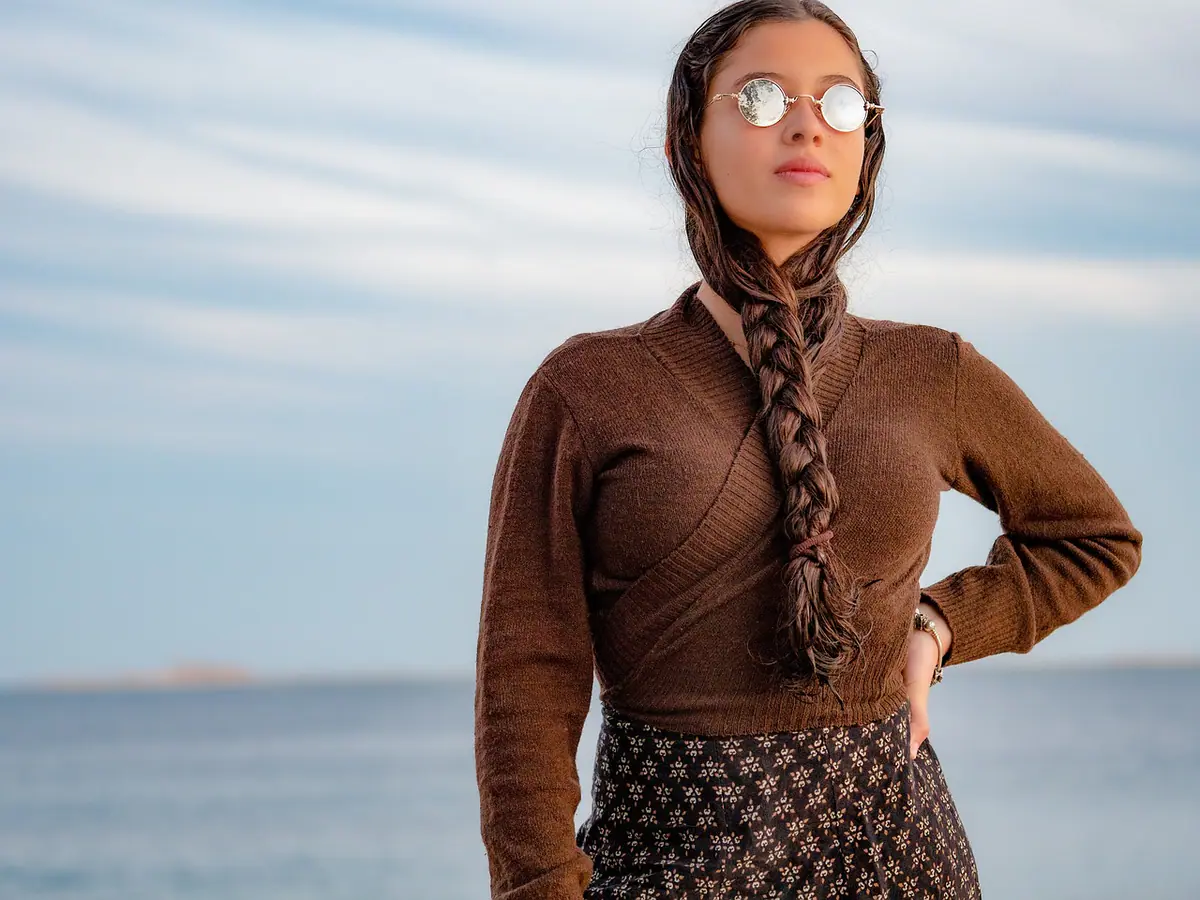 Mujer con una trenza larga durante un retrato al aire libre
