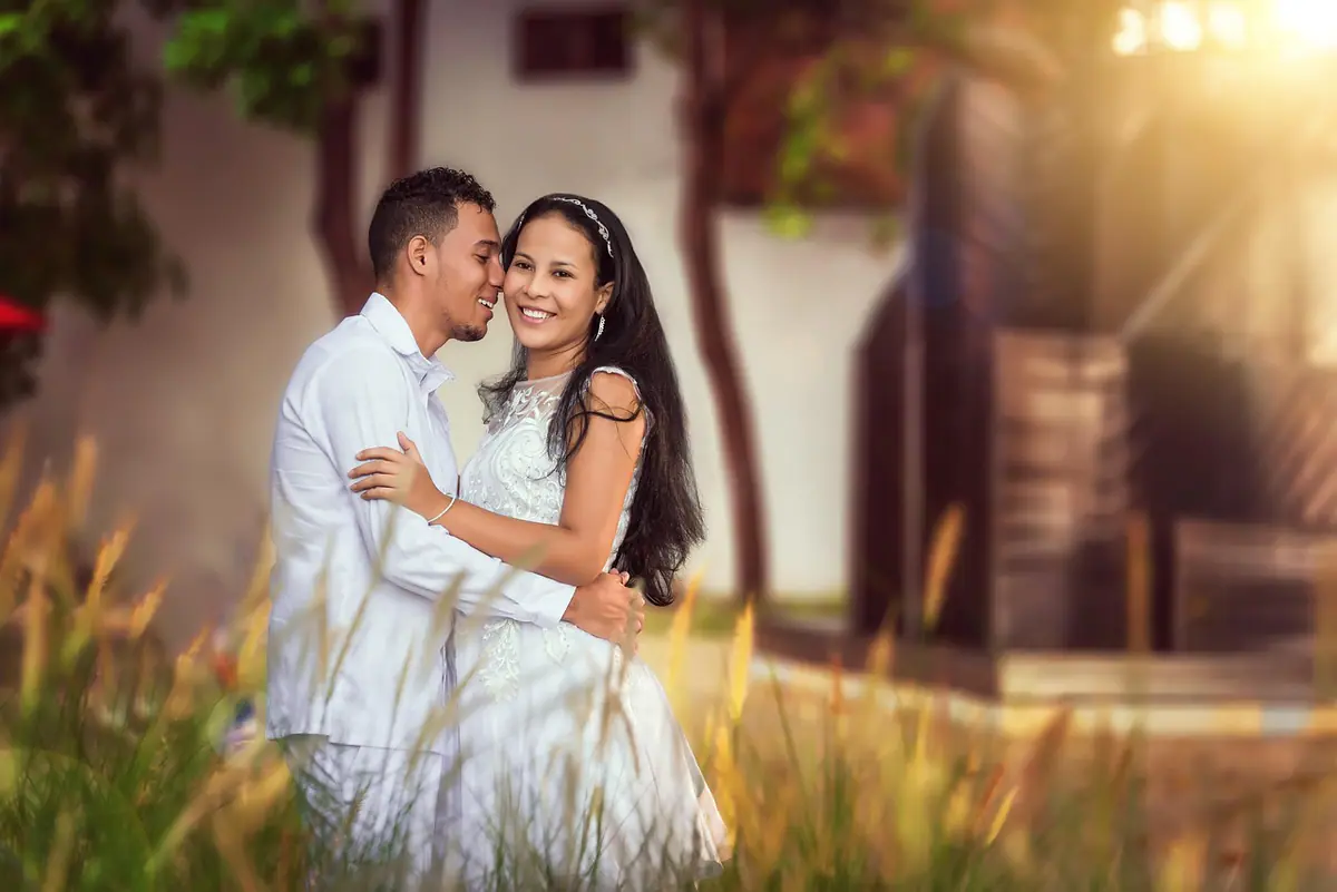 Pareja de recién casados posando durante su boda