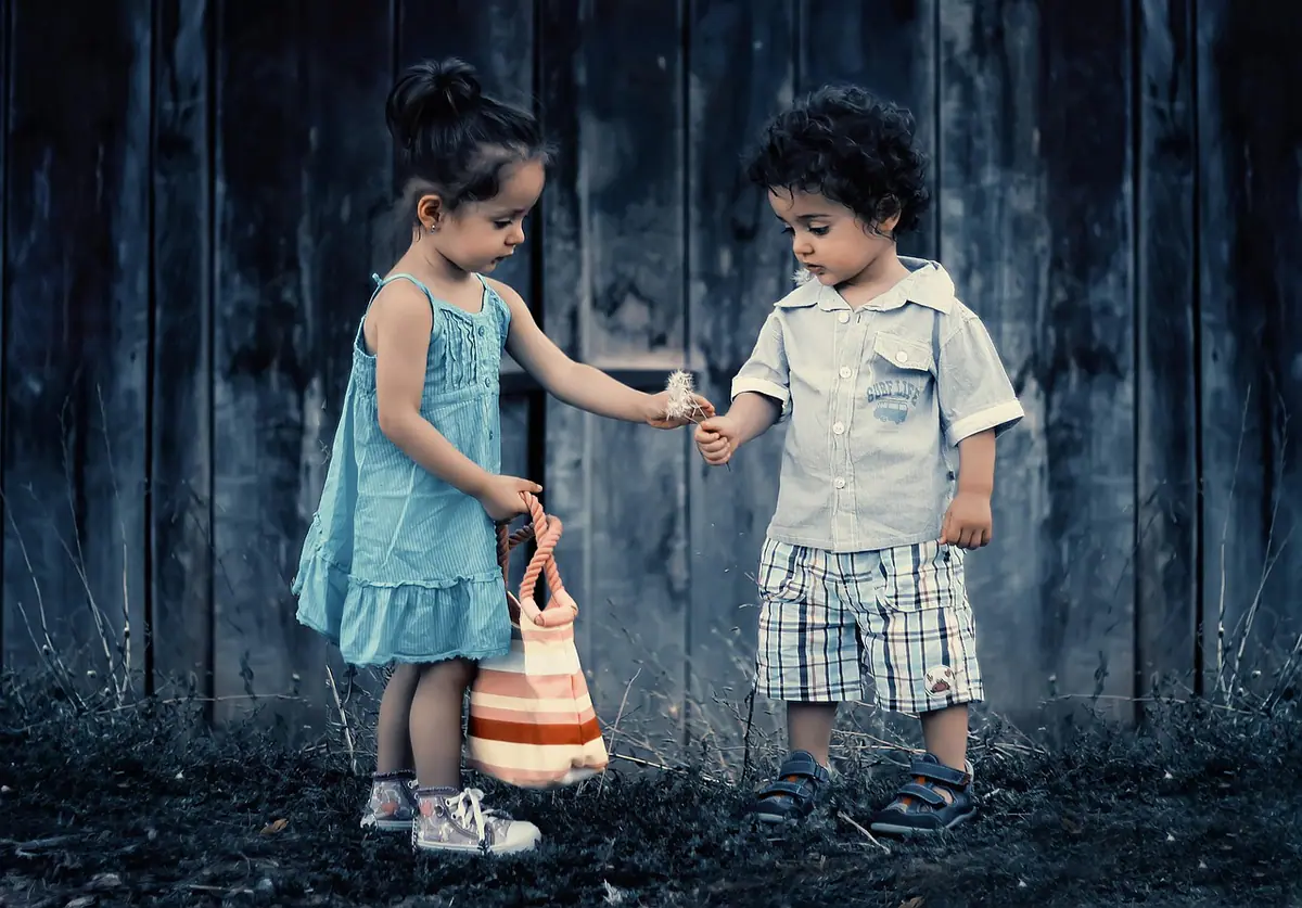 Hermanos juntos durante una sesión de retrato