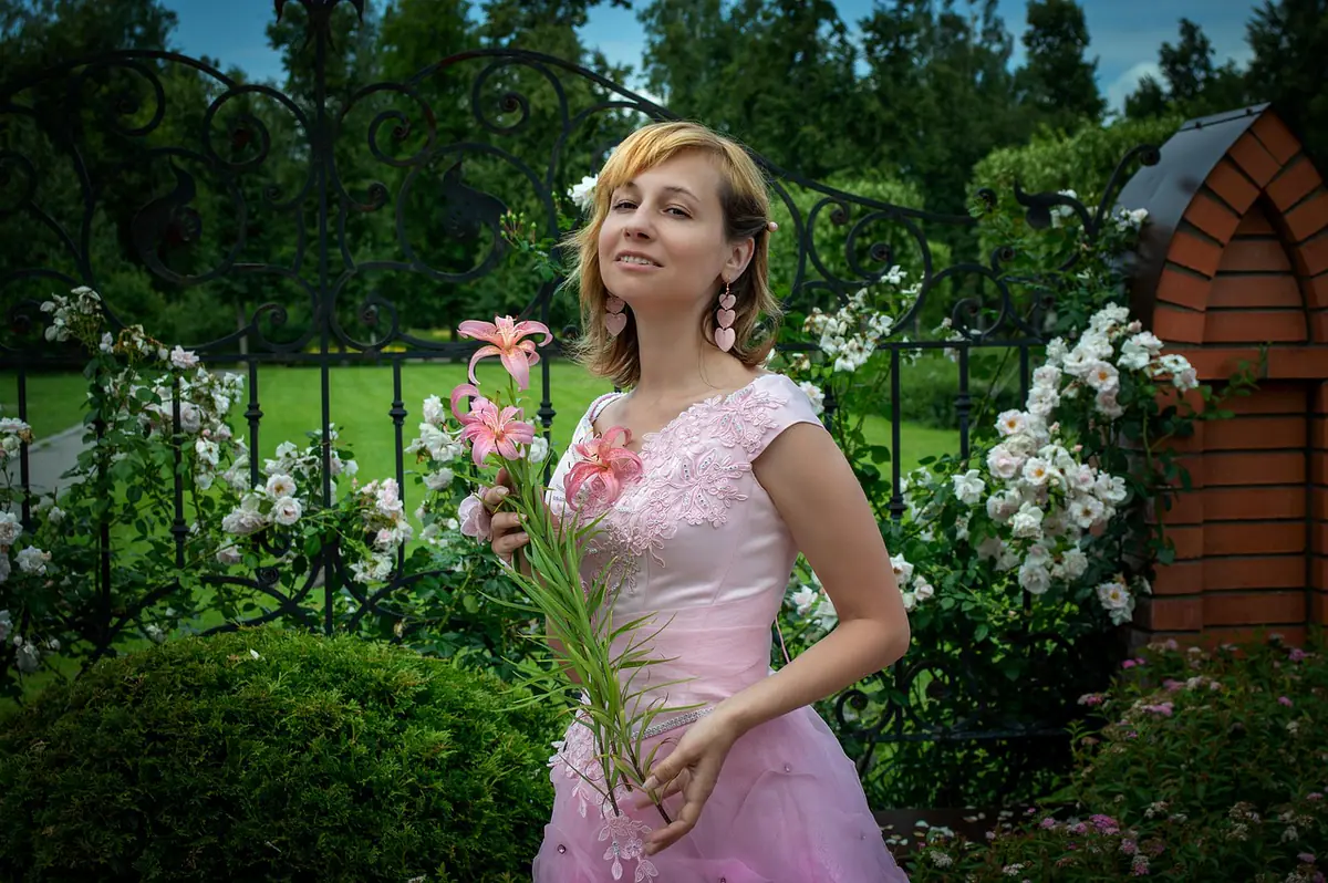 Quinceañera con vestido largo durante una sesión fotográfica