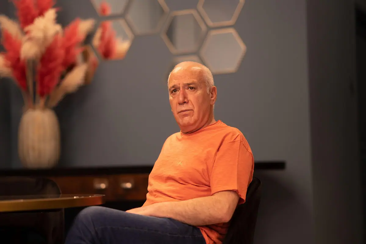 Hombre sentado en una silla durante un retrato