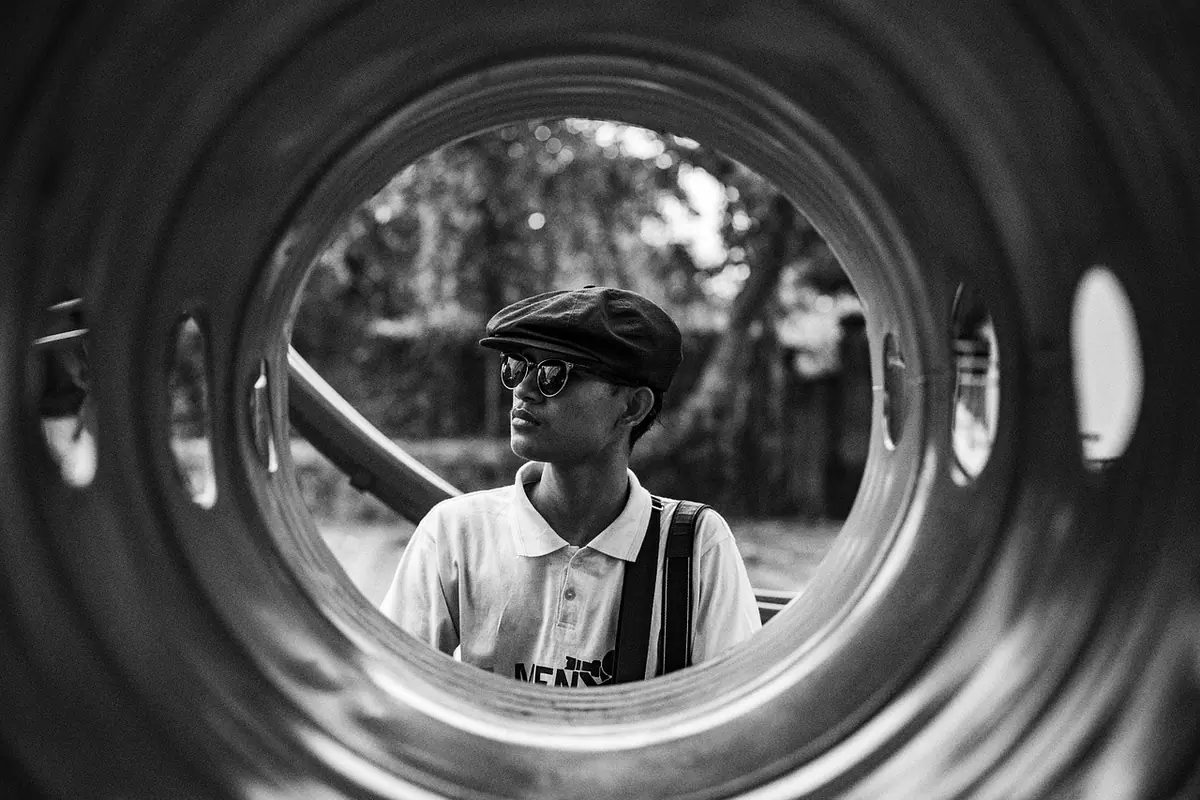 Hombre posando de pie para un retrato editorial
