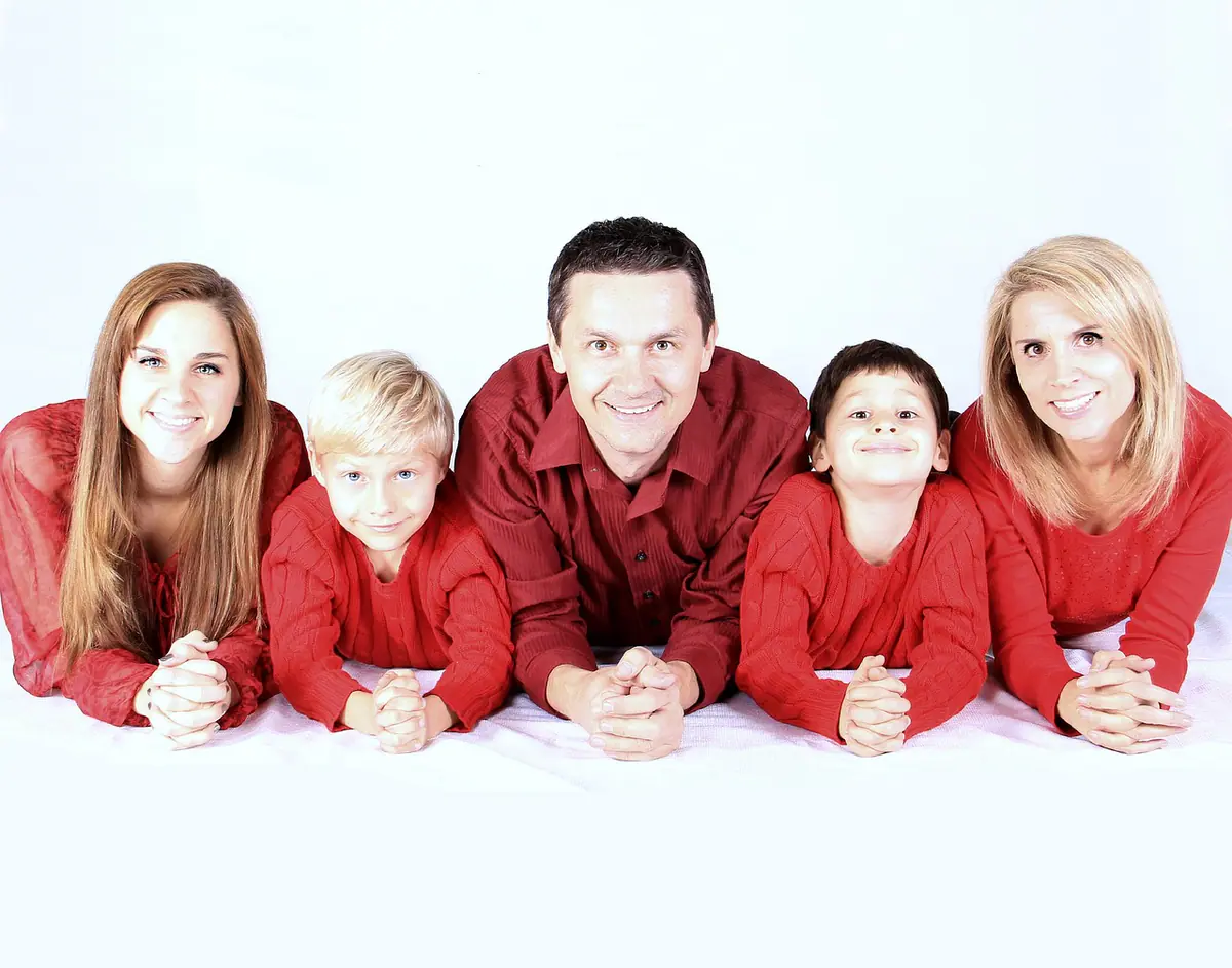 Familia posando frente a una decoración navideña