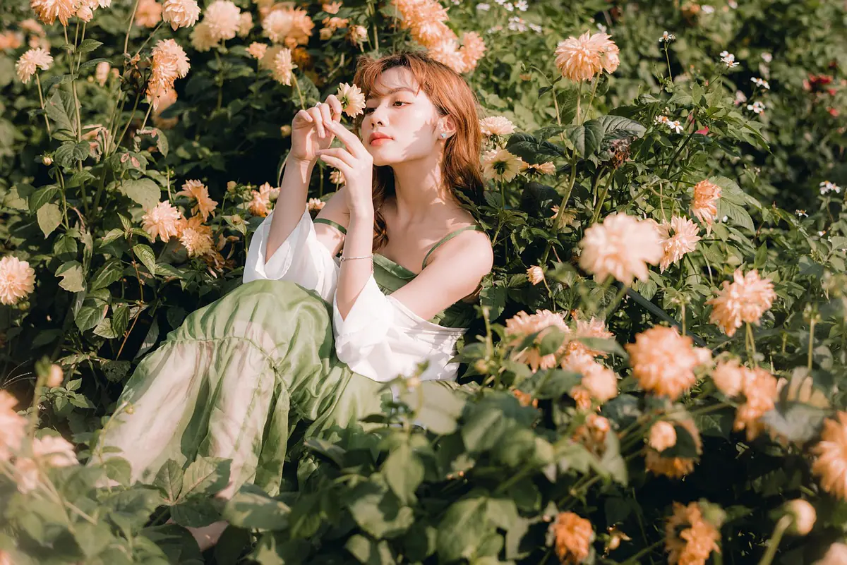 Mujer posando con flores durante una sesión de retrato