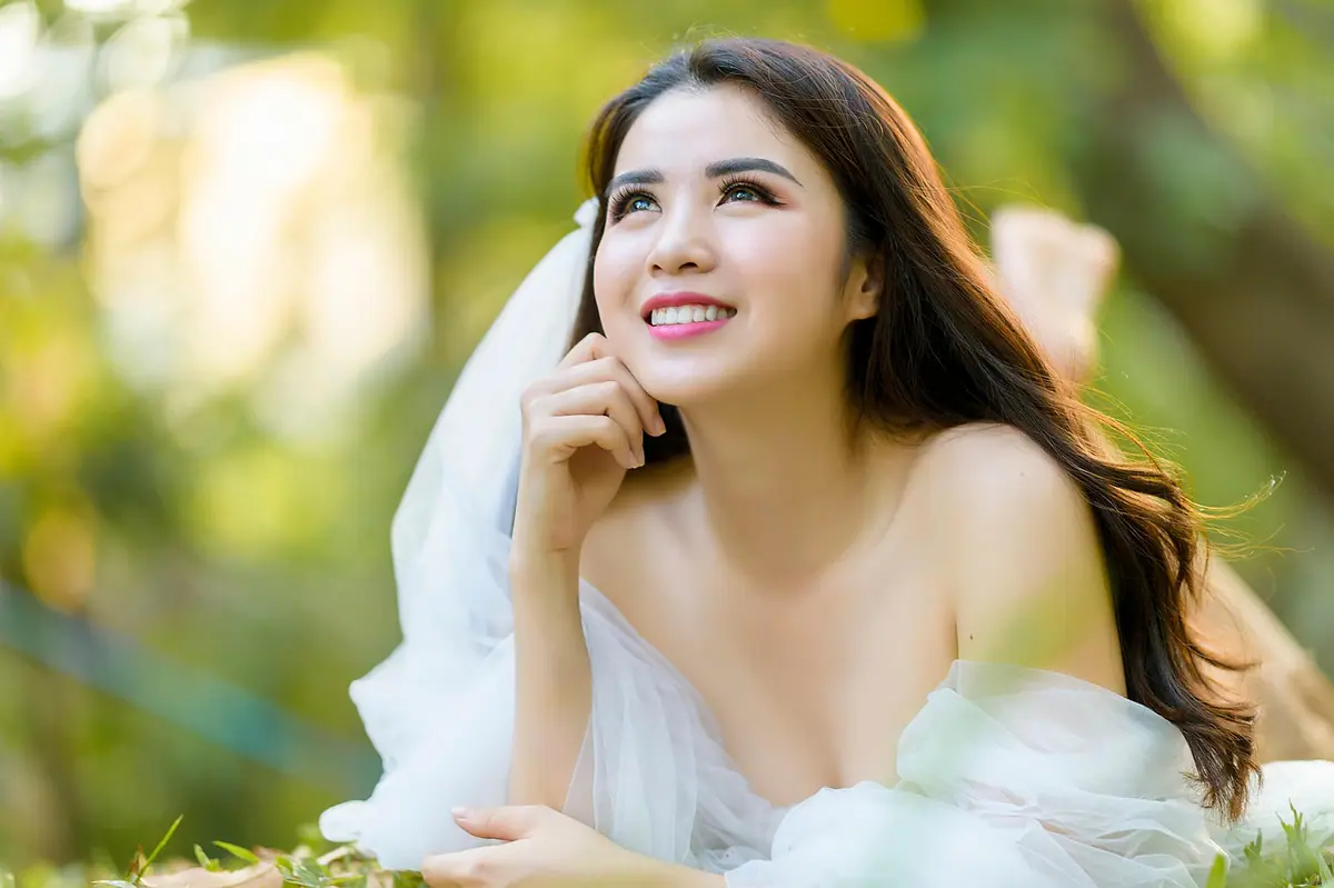 Mujer mostrando un vestido durante un retrato de moda