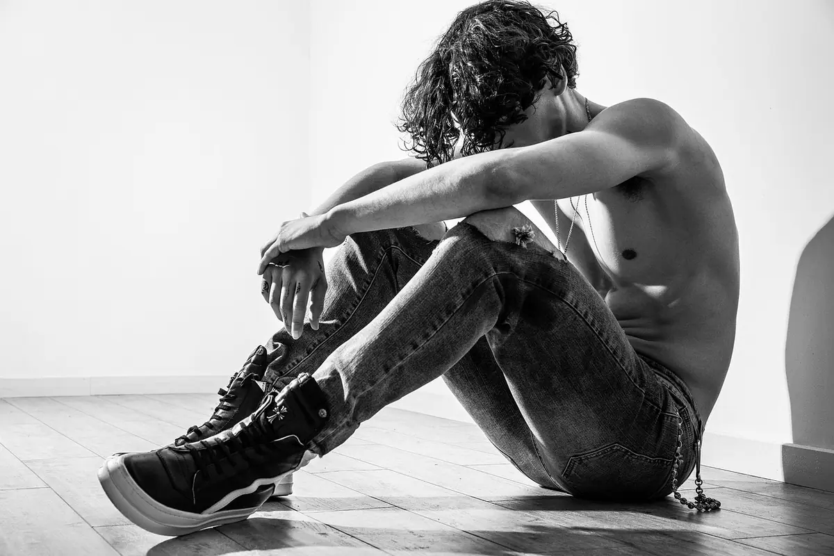 Retrato de medio cuerpo con manos y hombros visibles