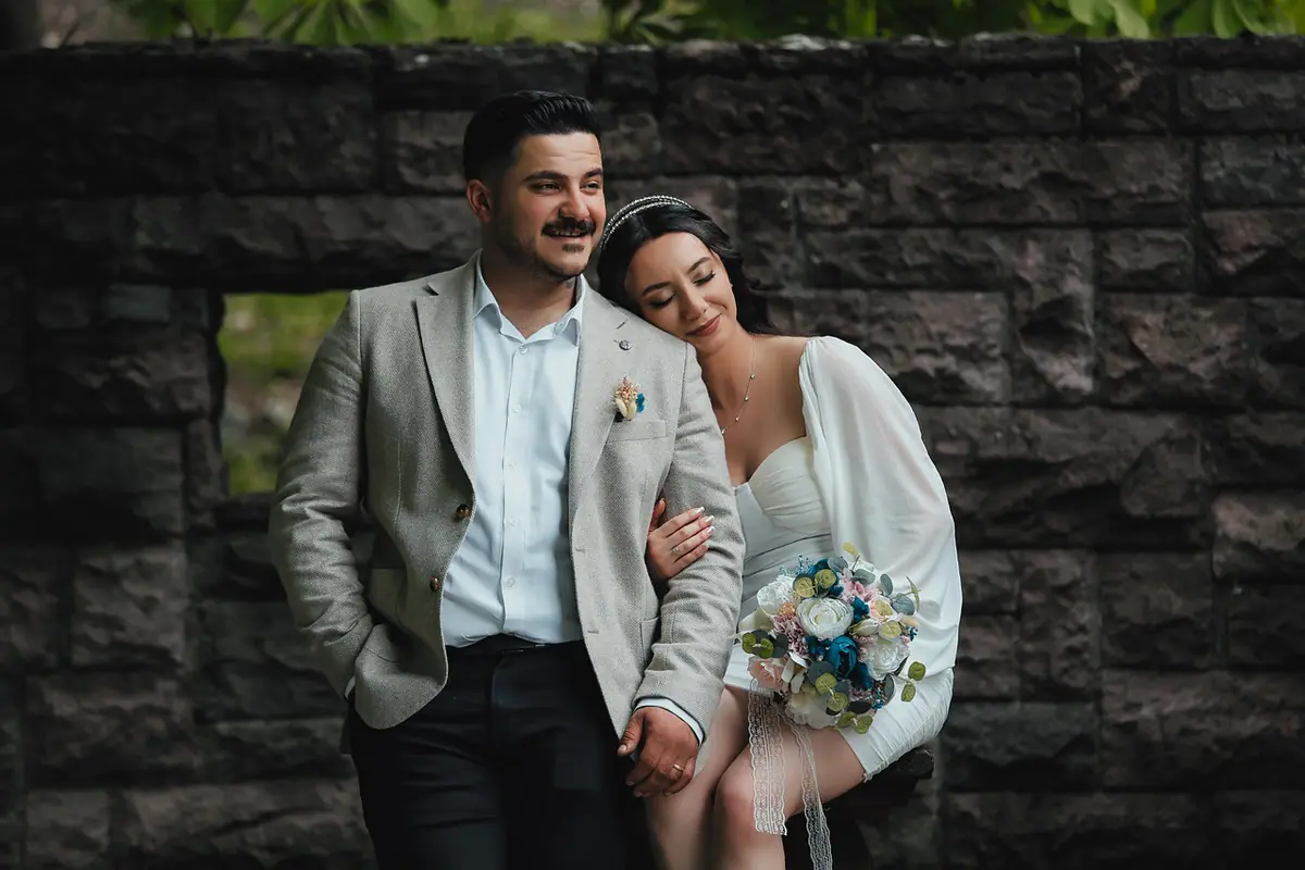 Pareja de novios interactuando durante una sesión al aire libre