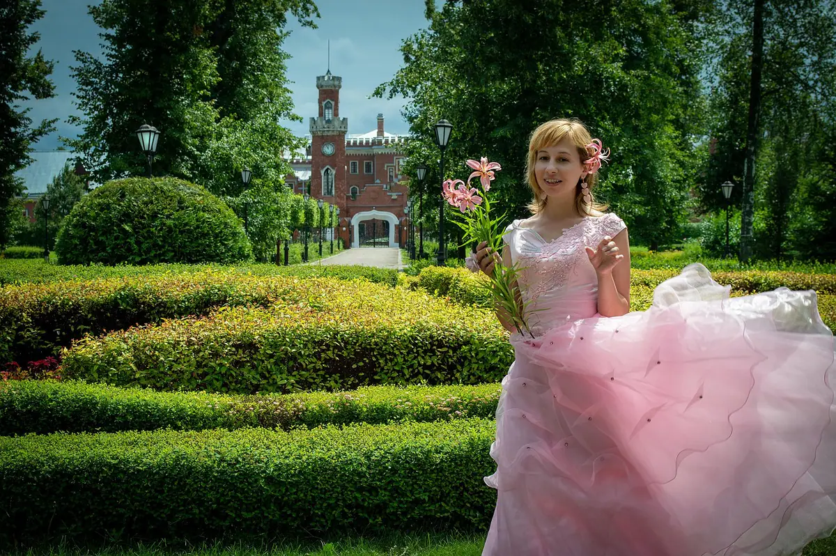 Quinceañera posando con un vestido de gala largo