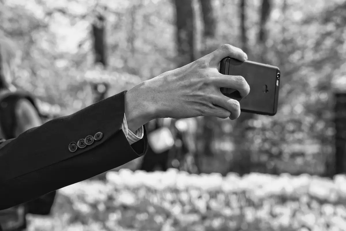 Hombre tomando una selfie con el teléfono frente a su rostro