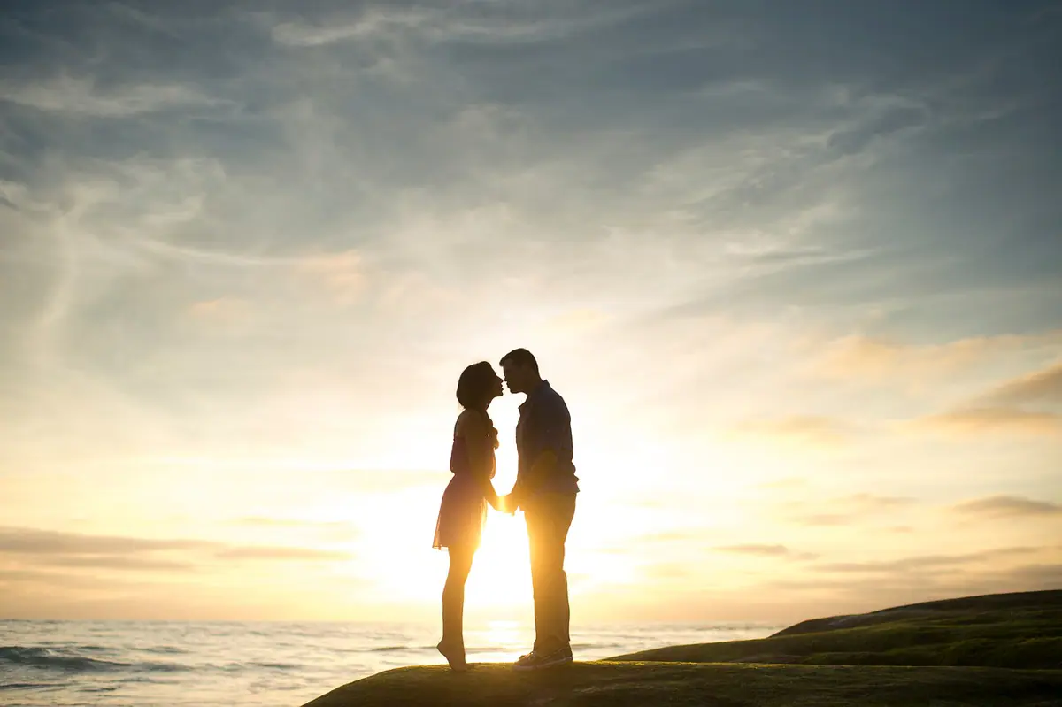 Pareja caminando junta por la orilla de la playa