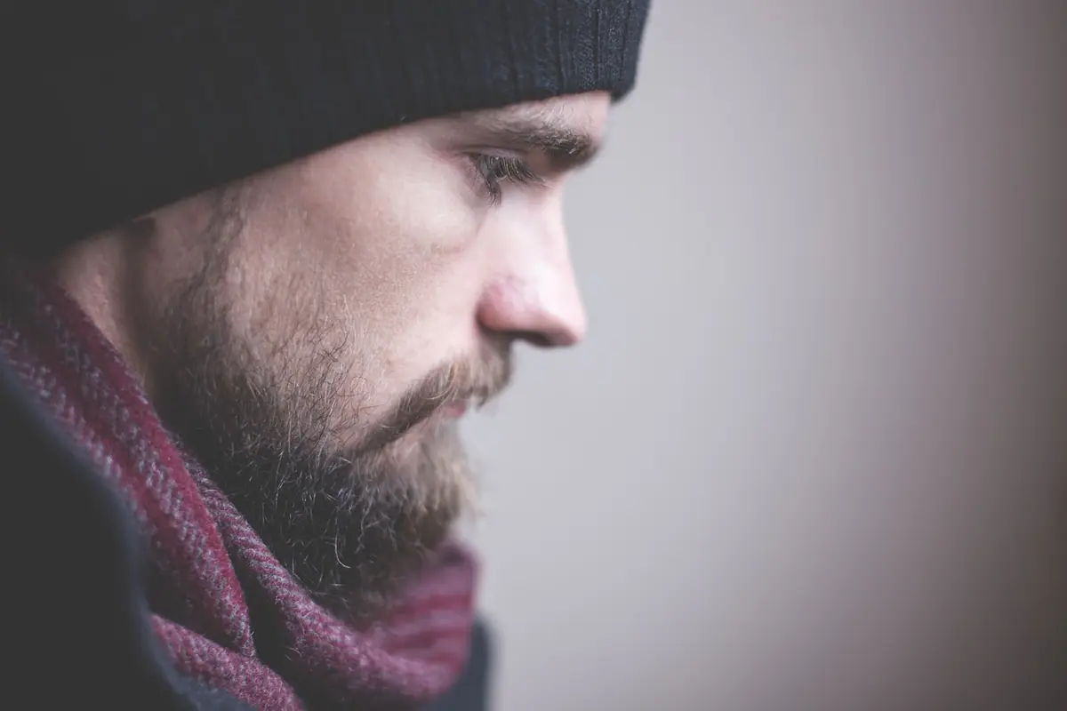 Retrato de perfil de un hombre con luz lateral