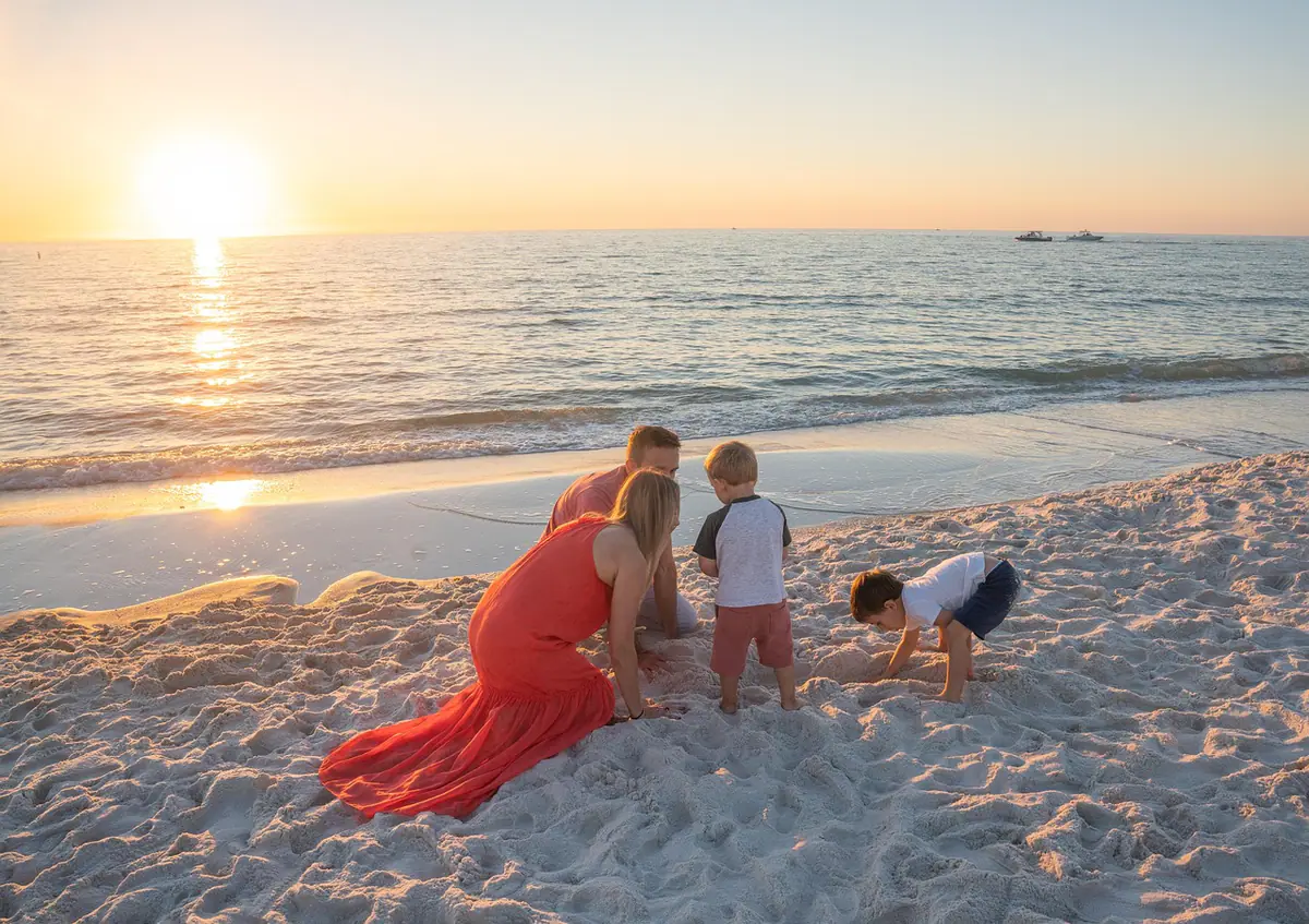 Familia reunida en la playa durante una sesión al atardecer