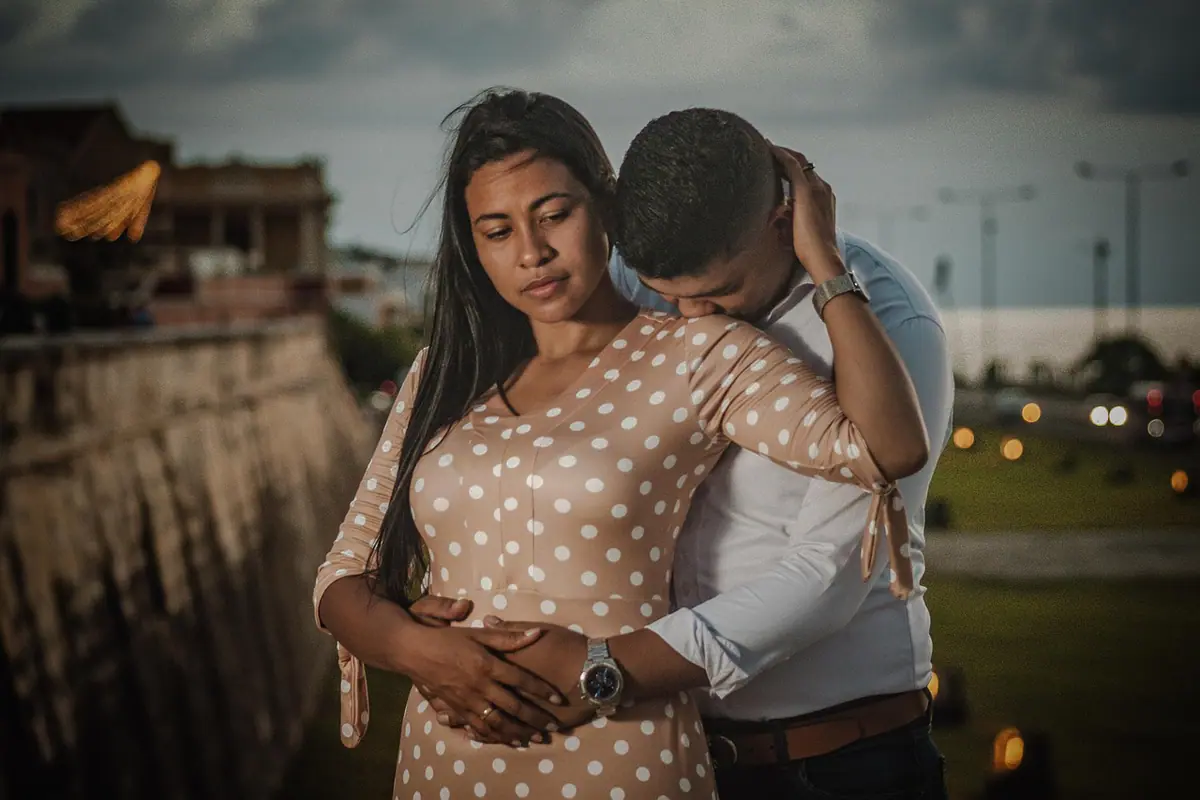 Pareja durante una sesión romántica con decoración de corazones