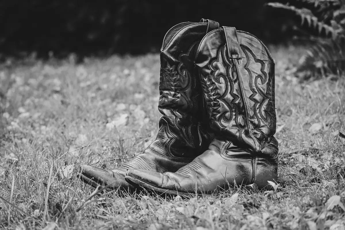 Par de botas vaqueras de piel en blanco y negro