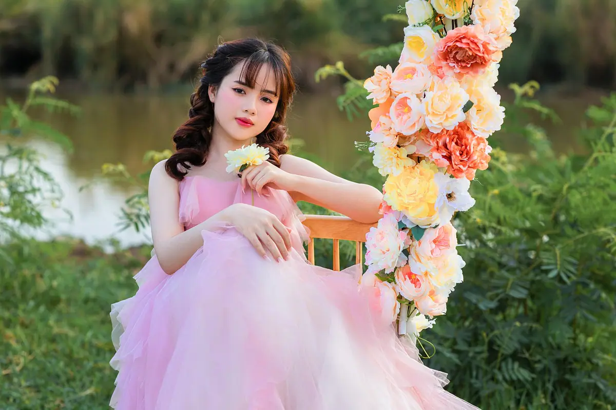 Joven con vestido de gala durante una sesión fotográfica de XV años