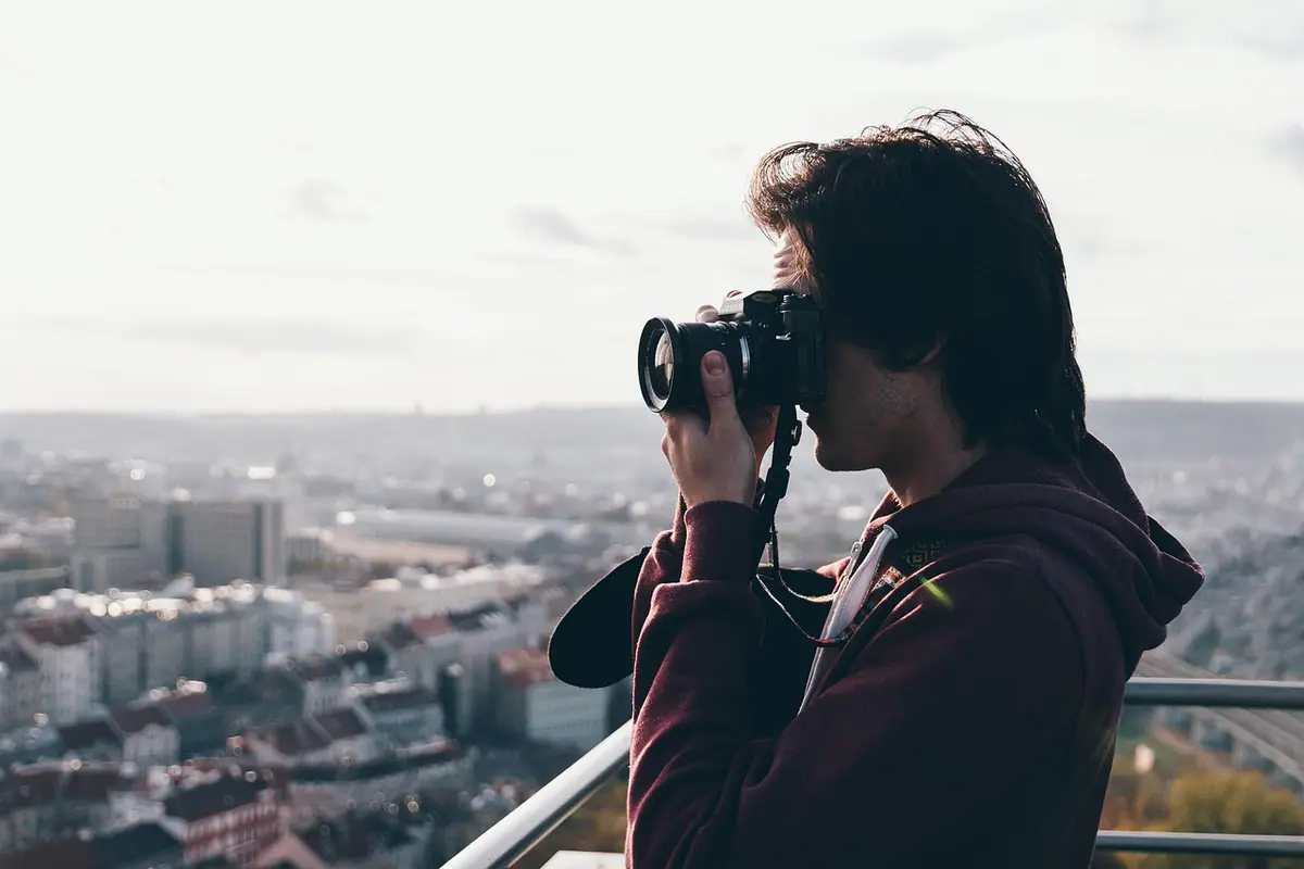 Fotógrafo encuadrando un retrato a través de su cámara