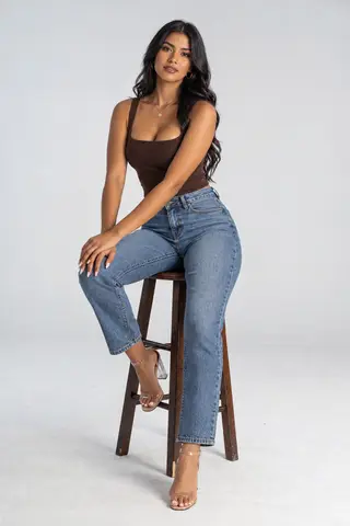 Resultado: mujer, sentada, silla, cuerpo completo, estudio, elegante