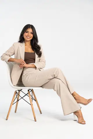 Resultado: mujer, sentada, silla, cuerpo completo, estudio, elegante