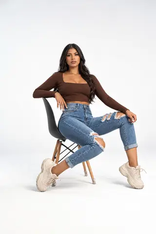 Resultado: mujer, sentada, silla, cuerpo completo, estudio, elegante