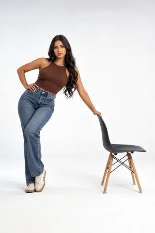 Resultado: mujer, de pie, silla, cuerpo completo, estudio, elegante