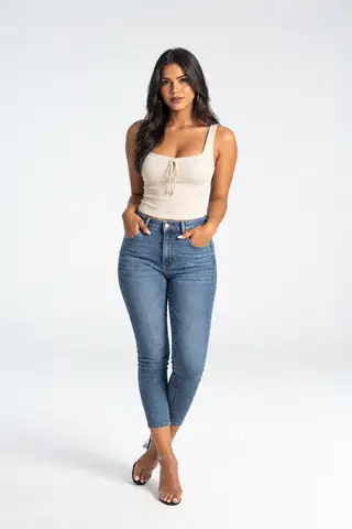 Resultado: mujer, de pie, silla, cuerpo completo, estudio, elegante