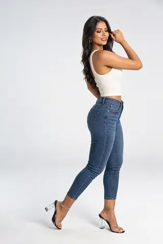 Resultado: mujer, de pie, silla, cuerpo completo, estudio, elegante