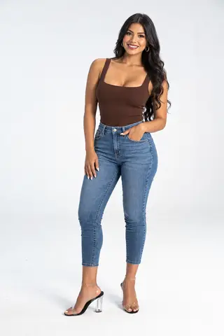 Resultado: mujer, de pie, silla, cuerpo completo, estudio, elegante