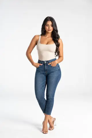 Resultado: mujer, de pie, mirada a cámara, cuerpo completo, estudio, elegante