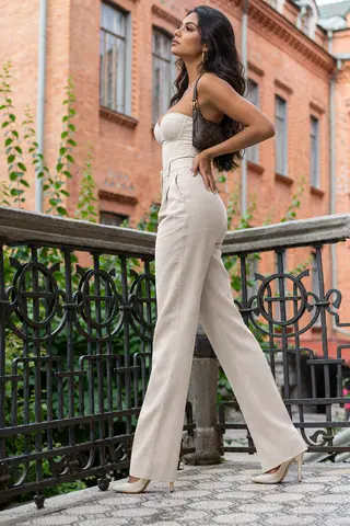 Resultado: mujer, de pie, mirada a cámara, cuerpo completo, exterior, elegante