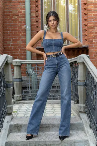 Resultado: mujer, de pie, mirada a cámara, cuerpo completo, exterior, elegante