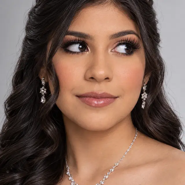 Retrato de quinceañera mirando fuera de cámara